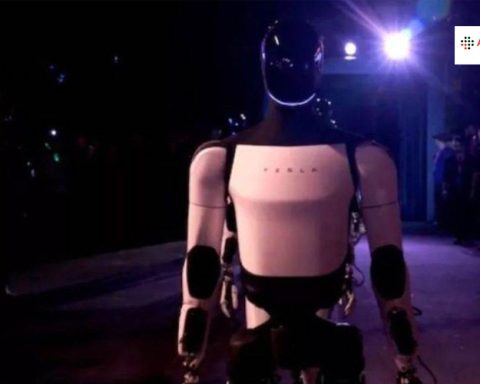 Robot के कारण मुश्किल में फंसी Tesla, जानें क्यों हुआ केस?