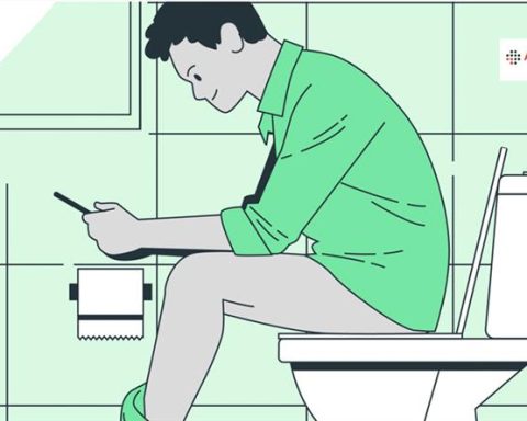टॉयलेट में फोन चलाना हो सकता है सेहत के लिए खतरनाक!