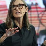 - कैथी वुड का दावा, AI और क्रिप्टो में जल्द आएगी तरलता की बहार, देखें VIDEO