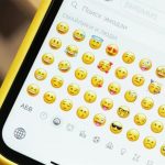 WhatsApp iOS में आया धमाकेदार बदलाव, इमोजी डालते ही मिलेंगे स्टिकर