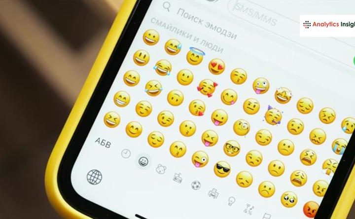 WhatsApp iOS में आया धमाकेदार बदलाव, इमोजी डालते ही मिलेंगे स्टिकर