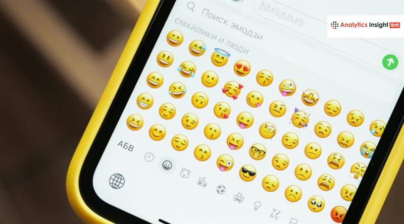 WhatsApp iOS में आया धमाकेदार बदलाव, इमोजी डालते ही मिलेंगे स्टिकर