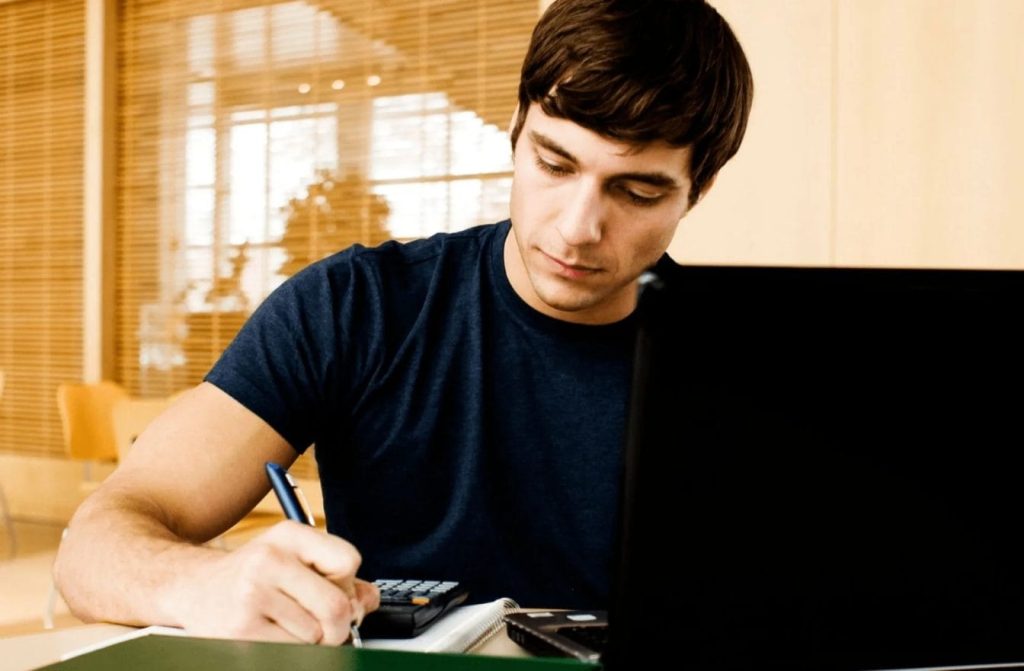 पहले इंटरव्यू की तैयारी कर रहे हैं? सफल होने के लिए अपनाएं ये टिप्स