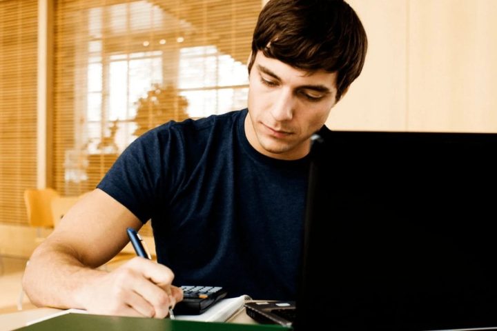 पहले इंटरव्यू की तैयारी कर रहे हैं? सफल होने के लिए अपनाएं ये टिप्स