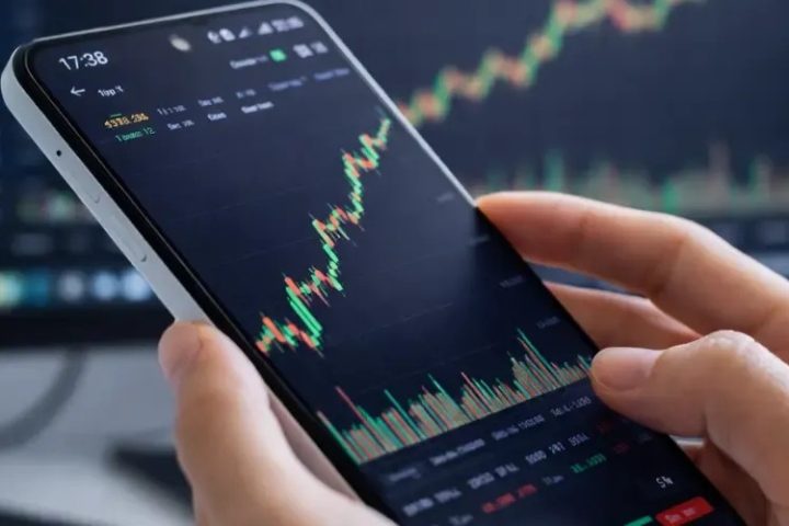 Sensex-Nifty में आज उछाल, TCS-Infosys समेत ये शेयर चमके
