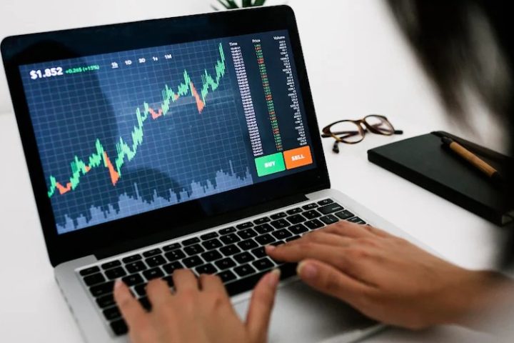 ईरान तनाव से सेंसेक्स-निफ्टी लाल, जानें आज के टॉप गेनर्स-लूजर्स