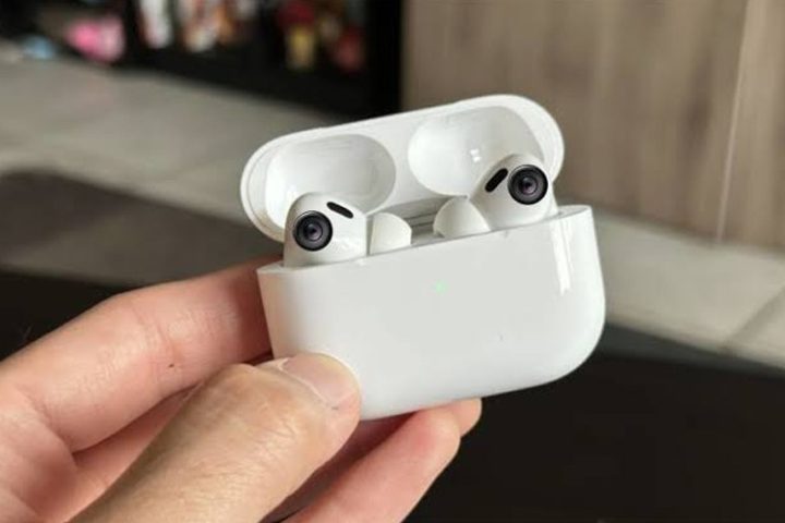 Apple AirPods में कैमरा हुआ कन्फर्म? macOS वीडियो से बड़ा संकेत