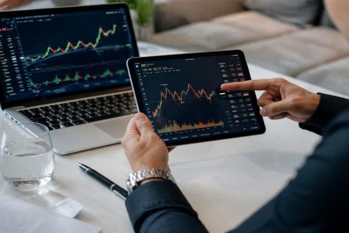 ईरान तनाव से बढ़ा क्रूड, Sensex-Nifty कमजोर, ये शेयर चमके