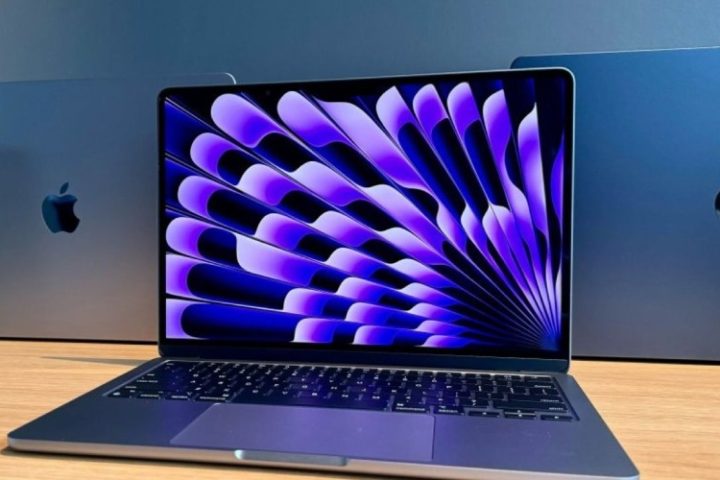Apple का पहला टचस्क्रीन MacBook Pro लॉन्च! जानें कीमत और फीचर्स